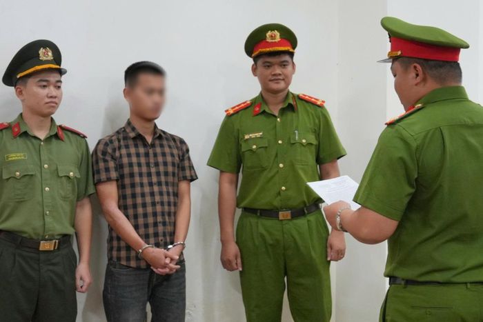 Lực lượng chức năng đọc quyết định khởi tố tài xế có nồng độ cồn, dương tính ma túy gây tai nạn chết người.
