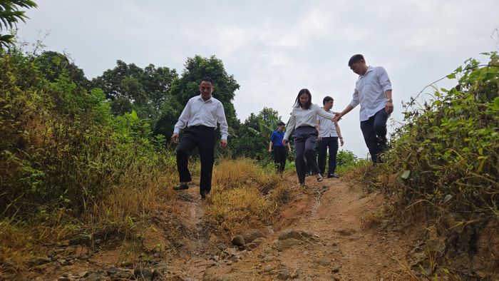 Địa hình giao thông khu Son còn nhiều điểm phức tạp và di chuyển khó khăn khi trời mưa.