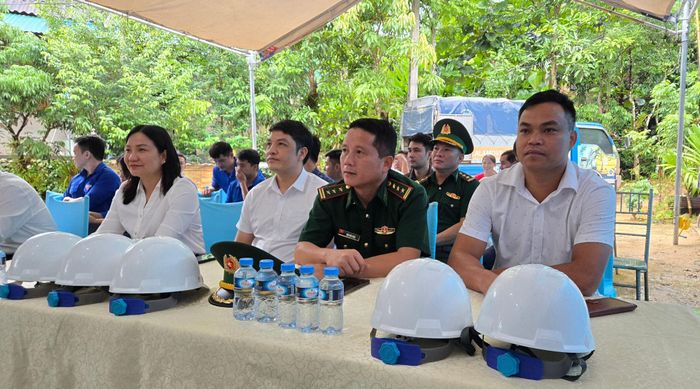 Các đại biểu tham dự buổi Lễ khởi công Dự án “Nâng cấp đường giao thông nội bản khu Son, bản Tân Lập, xã Na Mèo”.