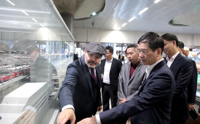 Đoàn công tác thành phố Quảng Ninh khảo sát Nhà ga trung tâm Berlin.