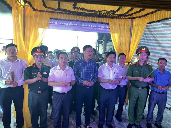 Lãnh đạo Đảng ủy, HĐND, UBND, Ủy ban MTTQ xã Kỳ Lạc kính cẩn dự Lễ truy điệu.
