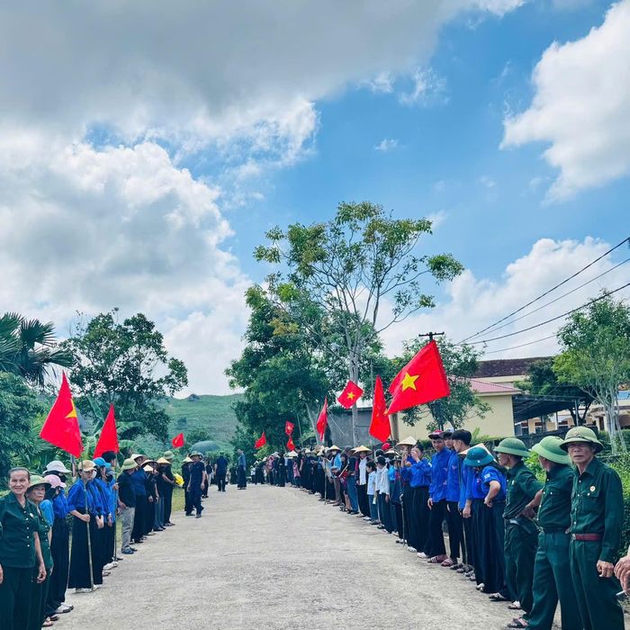 Lễ đón nhận hài cốt Liệt sĩ Phan Công Luỵn được tổ chức trang nghiêm tại thôn Minh Châu, xã Kỳ Lạc.