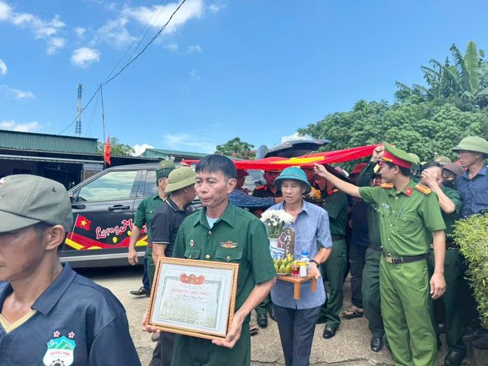 Sáng 10/9, tại thôn Minh Châu, Đảng ủy, HĐND, UBND, Ủy ban MTTQ Việt Nam xã Kỳ Lạc, tỉnh Hà Tĩnh long trọng tổ chức Lễ đón nhận, truy điệu và an táng hài cốt liệt sĩ Phan Công Luỵn.