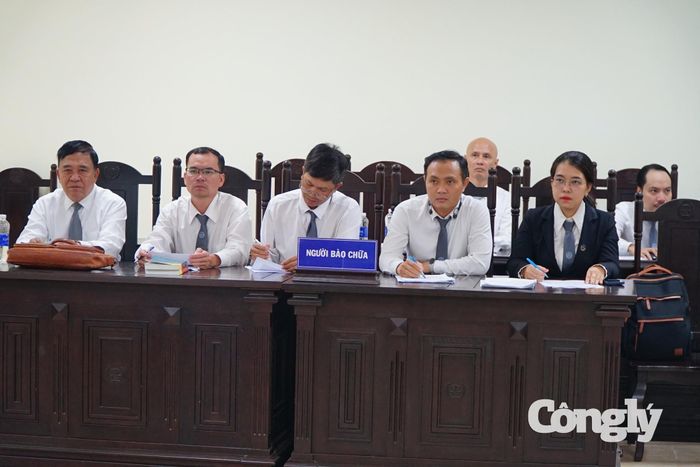 Các Luật sư tham gia bào chữa tại phiên tòa.