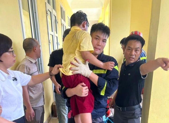Các cán bộ, chiến sĩ Phòng Cảnh sát PCCC và CNCH Công an tỉnh Ninh Bình giải cứu an toàn một học sinh lớp 2 bị mắc kẹt trong khe tường hẹp. (Ảnh: Công an Ninh Bình)