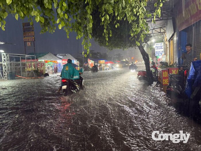 Nước dâng cao khiến nhiều phương tiện bị chết máy.