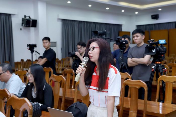 Nhà báo trao đổi thông tin cùng lãnh đạo VFF.
