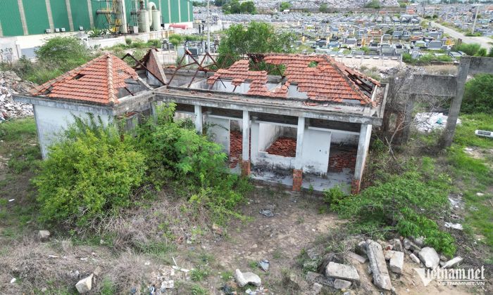 Mái một hạng mục trong khuôn viên bị hư hỏng nặng, nhiều vị trí chỉ còn hệ khung.