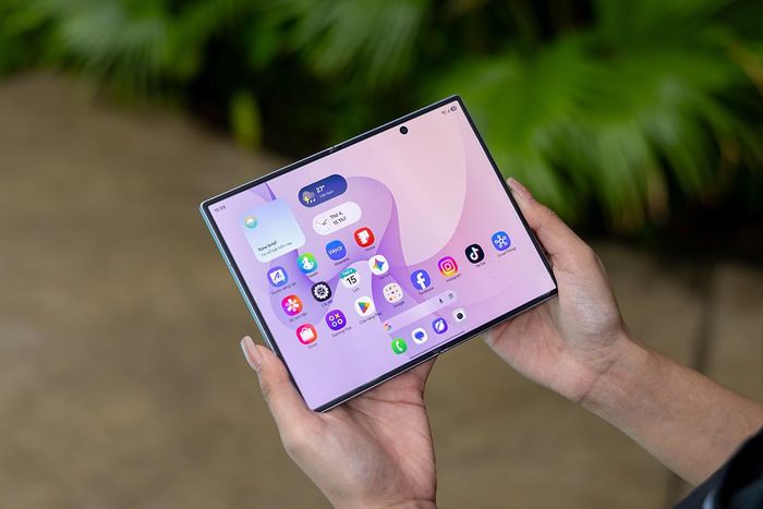 Trên Galaxy Z Fold, người dùng có thể mở ba ứng dụng đồng thời bằng chế độ 3-App Split View.