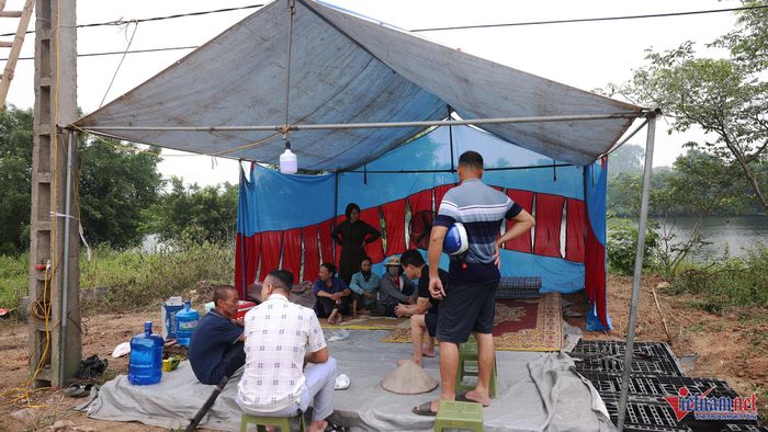 Người dân dựng lán chặn xe chở rác vào bãi rác Núi Bông. Ảnh: Đức Hoàng