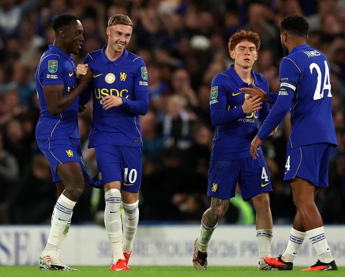 Ngay sau đó, vẫn là Cole Palmer tỏa sáng gỡ hòa 2-2