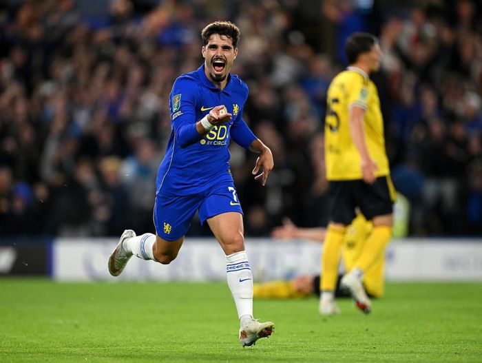 Khán đài Stamford Bridge bùng nổ khi Pedro Neto nâng tỷ số lên 3-2 ở phút 60