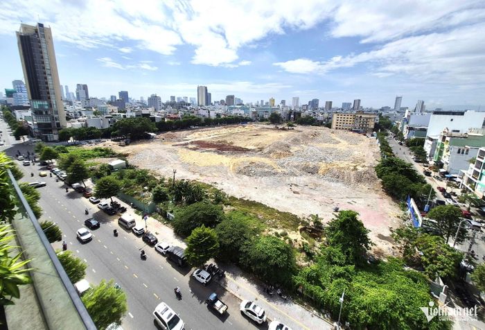 Khu đất sân vận động Chi Lăng nằm ở trung tâm Đà Nẵng, đang được đưa ra đấu giá để thi hành một phần bản án liên quan đến ông Phạm Công Danh và đồng phạm.