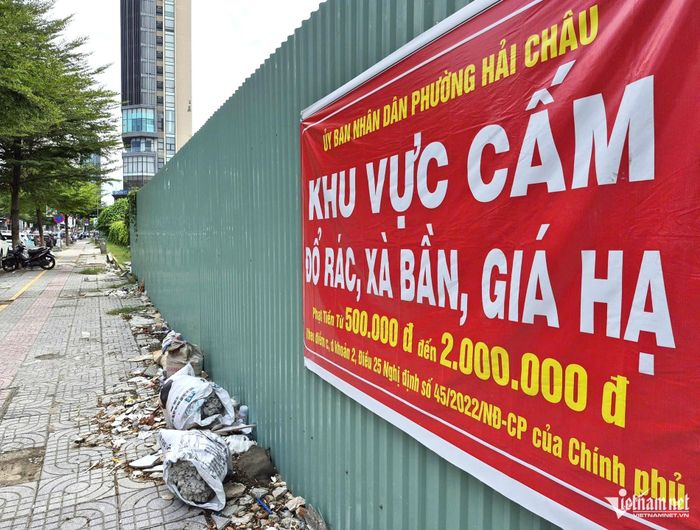 Khu đất hiện được rào tôn xung quanh, bên ngoài hàng rào, một số vị trí xuất hiện rác thải, nhếch nhác.