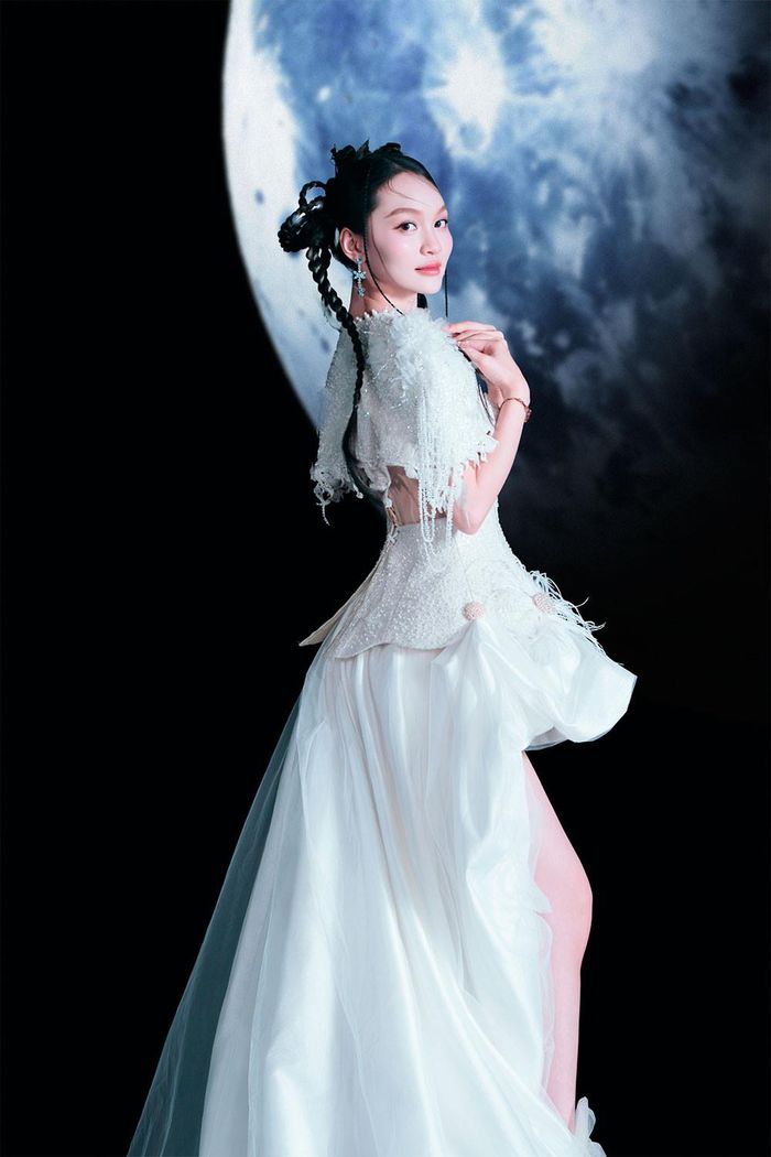 Minh Ngọc có chút phá cách trong MV mới.
