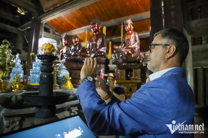 Lần thứ 4 đến thăm một di tích nhưng với Đại sứ Pháp mọi thứ vẫn rất mới mẻ, khơi gợi khám phá. Ông liên tục chụp lại những bức ảnh để đăng lên trang Facebook cá nhân