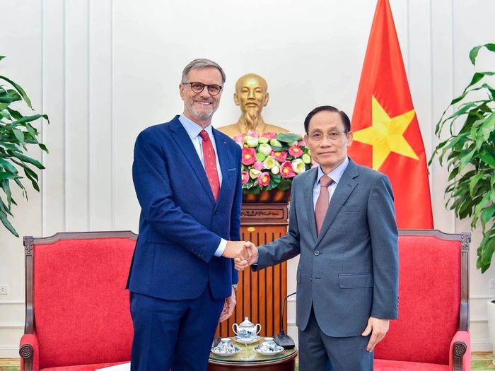 Đại sứ Pháp Olivier Brochet đến chào từ biệt lãnh đạo Việt Nam. Ảnh: TTXVN, VGP, Media QH, BNG