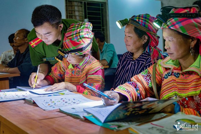 Đồng hành cùng lớp học còn có hai "thầy giáo" đặc biệt, là Thiếu tá Dương Văn Kháy và Thượng úy Thèn Văn Đông, cán bộ Công an xã Tân Tiến. Giữ vai trò quan trọng trong lớp, hai “thầy giáo” Dương Văn Kháy, Thèn Văn Đông không chỉ hỗ trợ việc học chữ, mà còn là cầu nối để chuyển tải chủ trương, chính sách, pháp luật của Đảng và Nhà nước đến từng học viên bằng cách gần gũi, dễ hiểu.