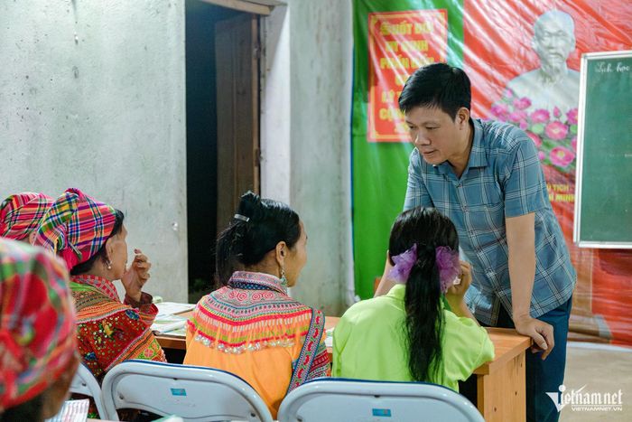 Phó Chủ tịch UBND xã Tân Tiến Bùi Thanh Hưởng trao đổi với học viên, chia sẻ về ý nghĩa của việc biết chữ và tầm quan trọng của việc học trong cuộc sống hằng ngày. 