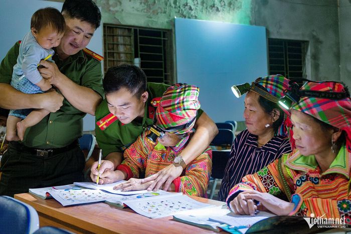 Thiếu tá Dương Văn Kháy và Thượng úy Thèn Văn Đông tham gia hỗ trợ lớp học xóa mù chữ.