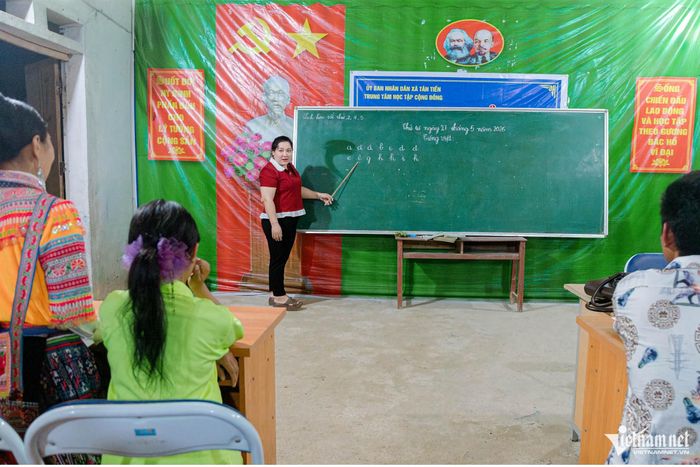 Trực tiếp giảng dạy là các thầy, cô giáo Nguyễn Tuấn Kiệt, Hoàng La Thăng, Khương Thị Thùy, Lèng Thị Lan và Vàng Thị Tình của Trường Phổ thông Dân tộc bán trú TH và THCS Túng Sán. 