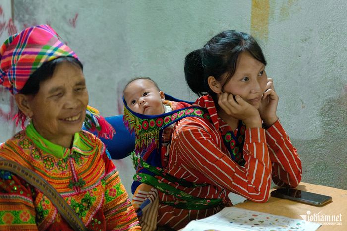 Những em bé được mẹ địu theo cùng đến lớp, ngoan ngoãn ở bên hoặc nằm sau lưng mẹ trong suốt buổi học.