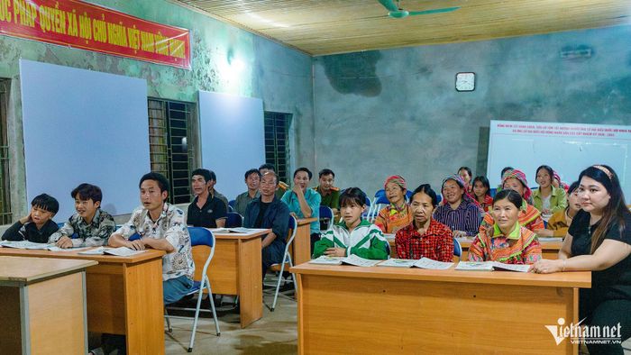 Để học viên dễ tiếp thu, các thầy cô linh hoạt kết hợp tiếng phổ thông với tiếng đồng bào, đưa những câu chuyện quen thuộc trong đời sống, sản xuất vào bài giảng.