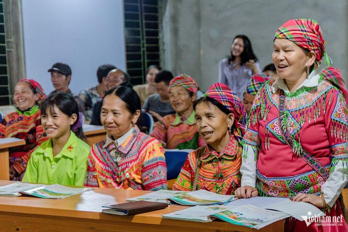 Một từ mới có thể bắt đầu từ cây ngô, con gà, mảnh nương. Một phép tính có thể gắn với số bao thóc, số con lợn trong chuồng. Những bài học vì thế không xa lạ mà đi thẳng vào cuộc sống của người học. Trong lớp học đặc biệt, người lớn tuổi nhất 60, nhỏ tuổi nhất 12. Những học viên ở nhiều độ tuổi cùng ngồi vào lớp 1, nắn nót viết từng nét chữ đầu tiên.