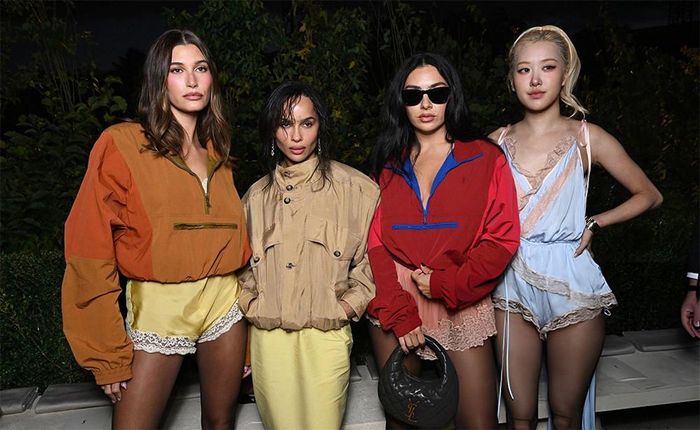 Rosé bị cắt hình ảnh khỏi bài post (ảnh trái) của ELLE UK và tấm hình gốc (ảnh phải)