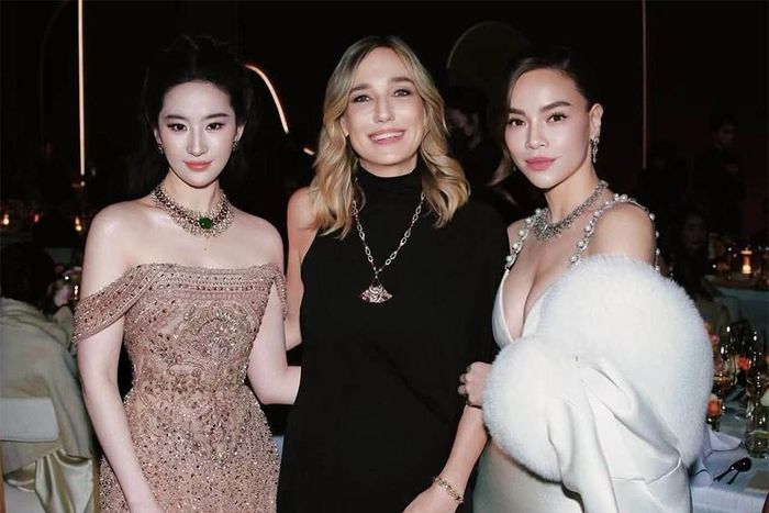 Hồ Ngọc Hà chụp hình cùng Lưu Diệc Phi.