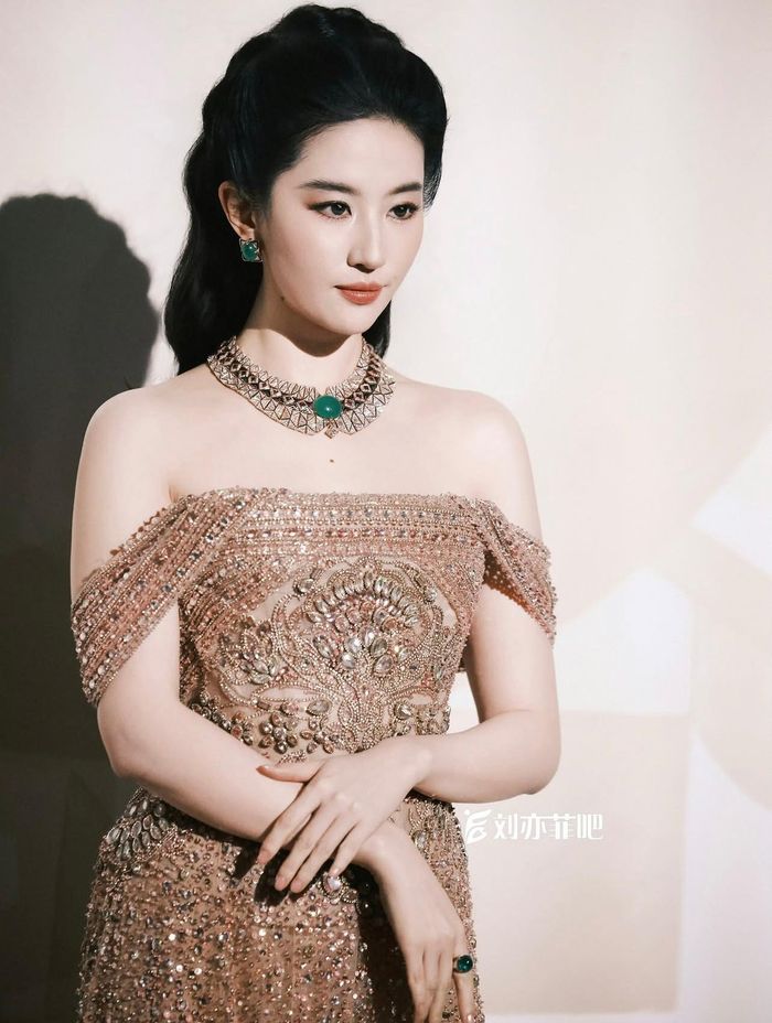 Lưu Diệc Phi lộng lẫy như nữ hoàng tại một sự kiện của trang sức và thời trang xa xỉ tại Thượng Hải (Trung Quốc).