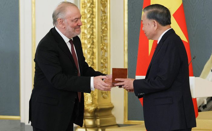Nghệ sĩ Nhân dân Liên bang Nga Valery Gergiev, Chủ tịch Hội đồng Giám khảo Giải thưởng Hòa bình Lev Tolstoy trao Giải thưởng Hoà bình Lev Tolstoy năm 2026 cho Tổng Bí thư, Chủ tịch nước Tô Lâm. Ảnh: Điện Kremlin