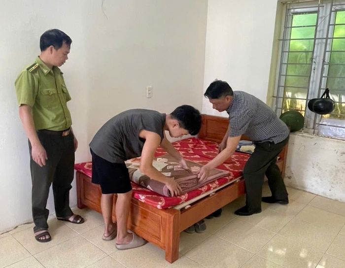 Ghư được dạy gấp chăn gọn gàng. Ảnh: CTV