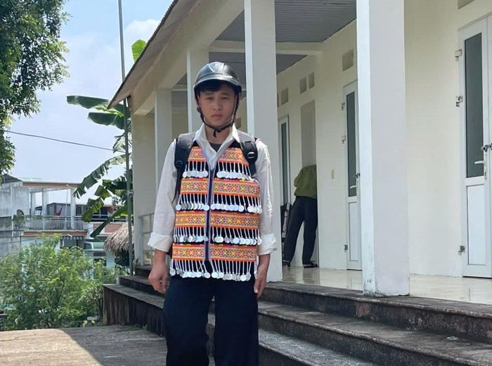 Những ngày đầu Ghư được các bác, chú cán bộ kiểm lâm đưa đến trường. Ảnh: CTV