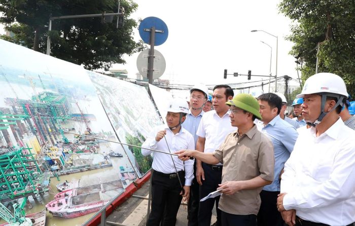Phó Chủ tịch UBND TP Hà Nội Bùi Duy Cường phát biểu chỉ đạo tại hiện trường dự án cầu Trần Hưng Đạo. 