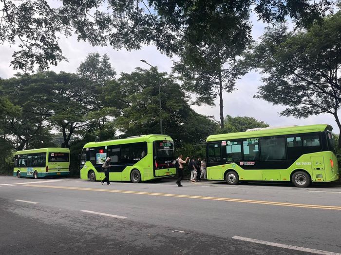 Khung cảnh chờ xe buýt trở nên dễ thở hơn nhiều so với ngày cao điểm hôm qua. Ảnh: AH
