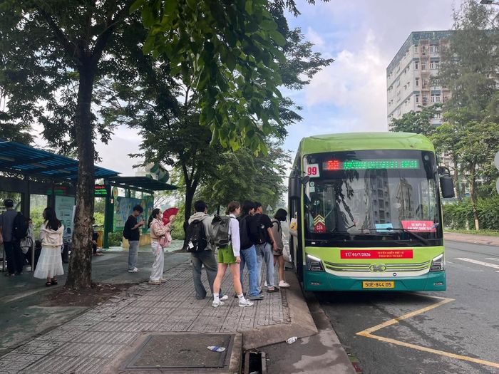 Sinh viên chủ động xếp hàng ngay ngắn trên vỉa hè chờ xe đến lượt. Ảnh: AH