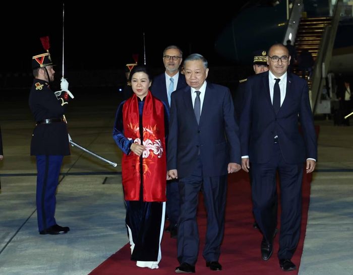 Bộ trưởng Bộ Nội vụ Pháp Laurent Nuñez đón Tổng Bí thư, Chủ tịch nước Tô Lâm và phu nhân tại sân bay. Ảnh: TTXVN