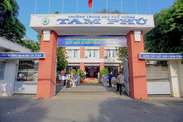 Trường THPT Tam Phú, TPHCM.