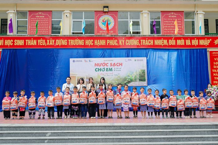Cùng dịp, đại diện nhà tài trợ cũng trao tặng thêm nhiều phần quà thiết thực, tiếp sức cho các em học sinh trên hành trình bước vào năm học mới.