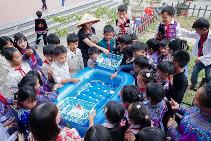 Không chỉ tiếp nhận hệ thống lọc nước, các em còn được tham gia các trạm trò chơi tương tác sinh động nhằm tìm hiểu thêm kiến thức về nước sạch và ý thức giữ gìn vệ sinh chung.