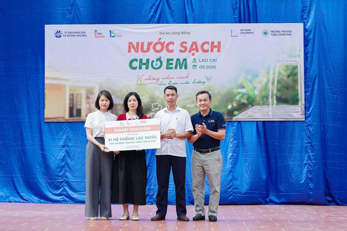 Đại diện iSMART Education, VCF SE cùng lãnh đạo địa phương và nhà trường khánh thành hệ thống lọc nước tại Trường Tiểu học và THCS Tung Chung Phố (Lào Cai)