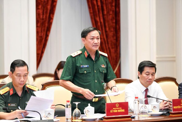 Trung tướng Lê Văn Hướng, Phó Tổng tham mưu trưởng QĐND Việt Nam thông tin về luật mới. Ảnh: Như Ý