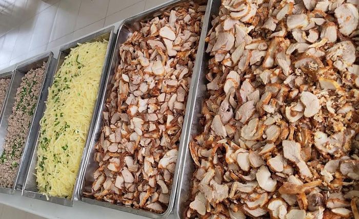 Trường Tiểu học Đức Giang - phân hiệu Thượng Thanh nấu ăn tại trường ngày 9/9. Ảnh: Ngô Thảo