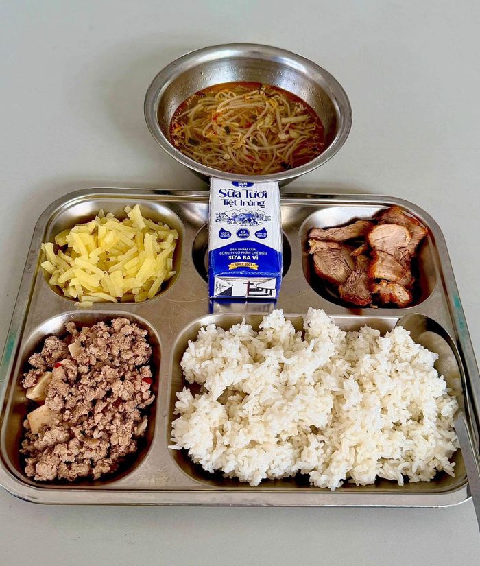 Suất ăn của học sinh Trường Tiểu học Đức Giang - phân hiệu Thượng Thanh. Ảnh: Ngô Thảo