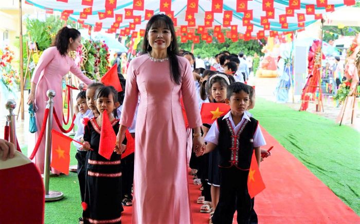 Cô giáo cùng học sinh miền núi trong ngày khai giảng năm học mới tại Gia Lai. Ảnh: Ngọc Thu