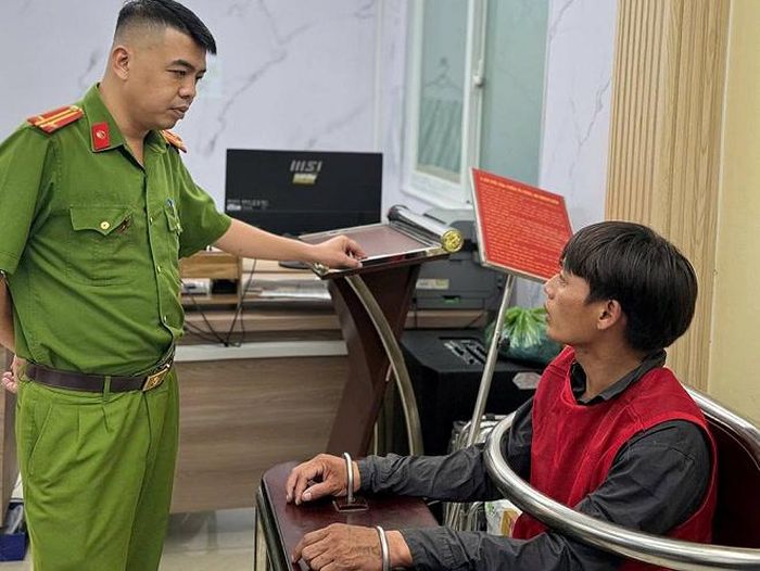 Công an lấy lời khai một trong số các đối tượng. Ảnh: CACC