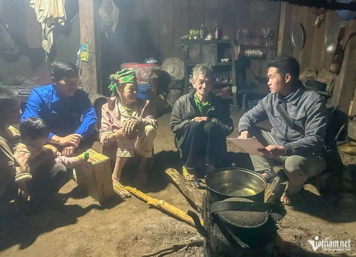 Bí Thư Chi bộ Giàng A Thủ (đầu tiên bên phải sang) thường xuyên đến nhà dân để tuyên truyền, vận động. Ảnh: Hoàng Yên