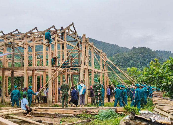 Các lực lượng trong xã chung tay dựng nhà văn hóa thôn Giàng Pằng. Ảnh: Hoàng Yên