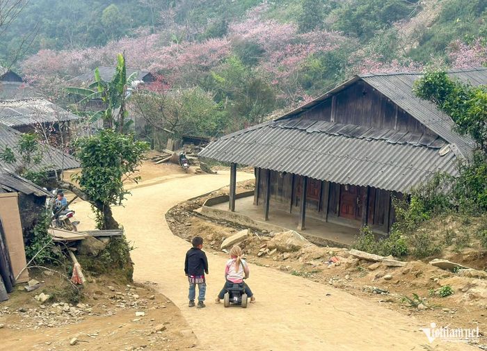 Con đường bê tông hoàn thành đã giúp trẻ em đến trường an toàn, nông sản vận chuyển dễ dàng hơn. Ảnh: Hoàng Yên